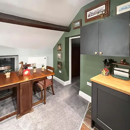 The Stables - Uk44766 *